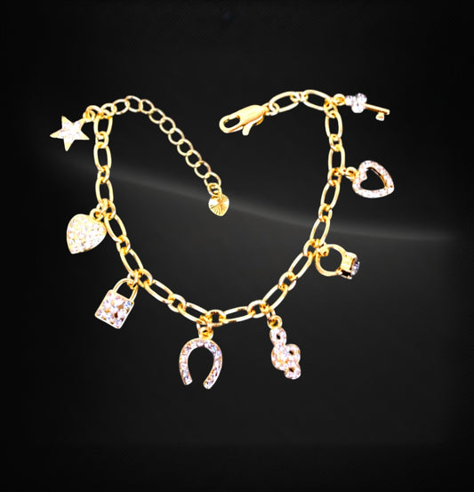 Pulsera con dijes bañada en oro de 18 quilates