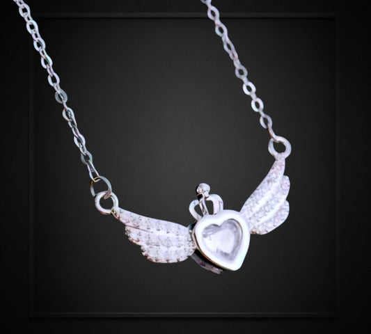 Collar de oro blanco con corazón de ángel monarca