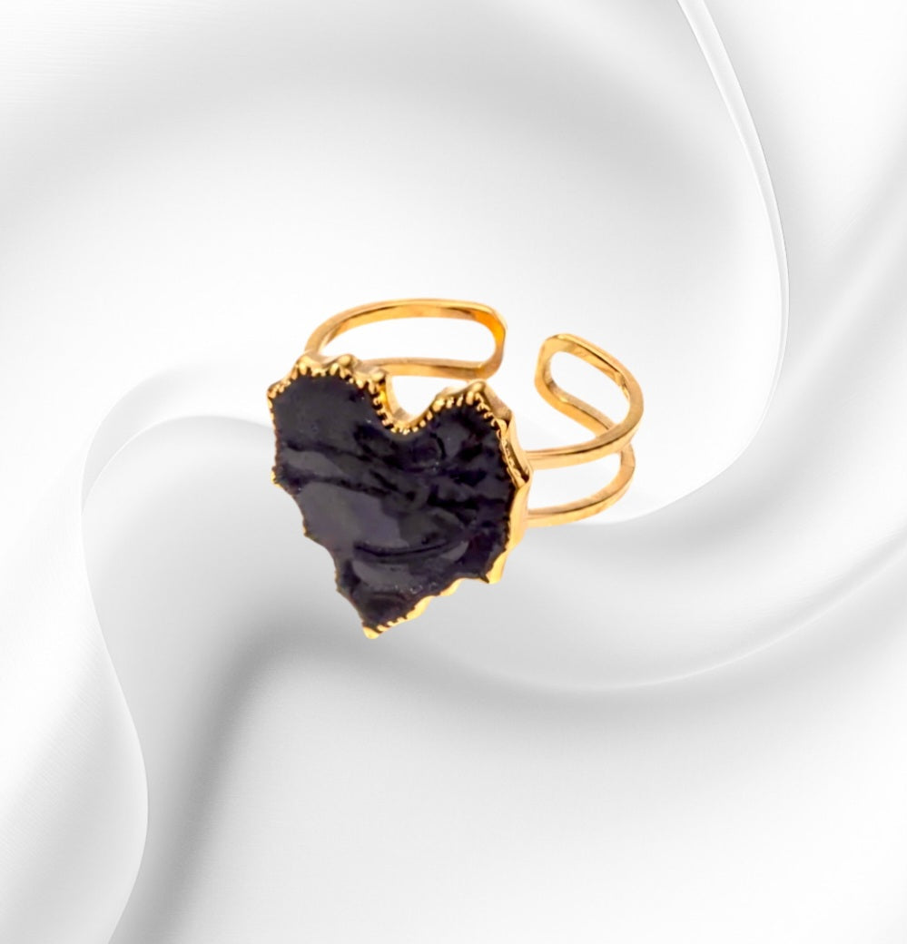 Anillo de oro con corazón negro dentado