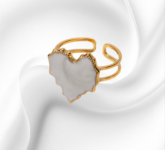 Anillo de oro con corazón blanco dentado